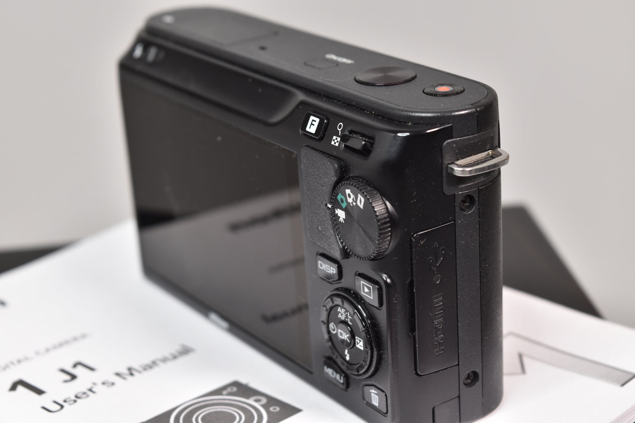 Appareil Photo Numérique Compact Nikon 1 J1 - Blanc, Capteur 10.1 MP, Ouvert Mais Jamais Utilisé