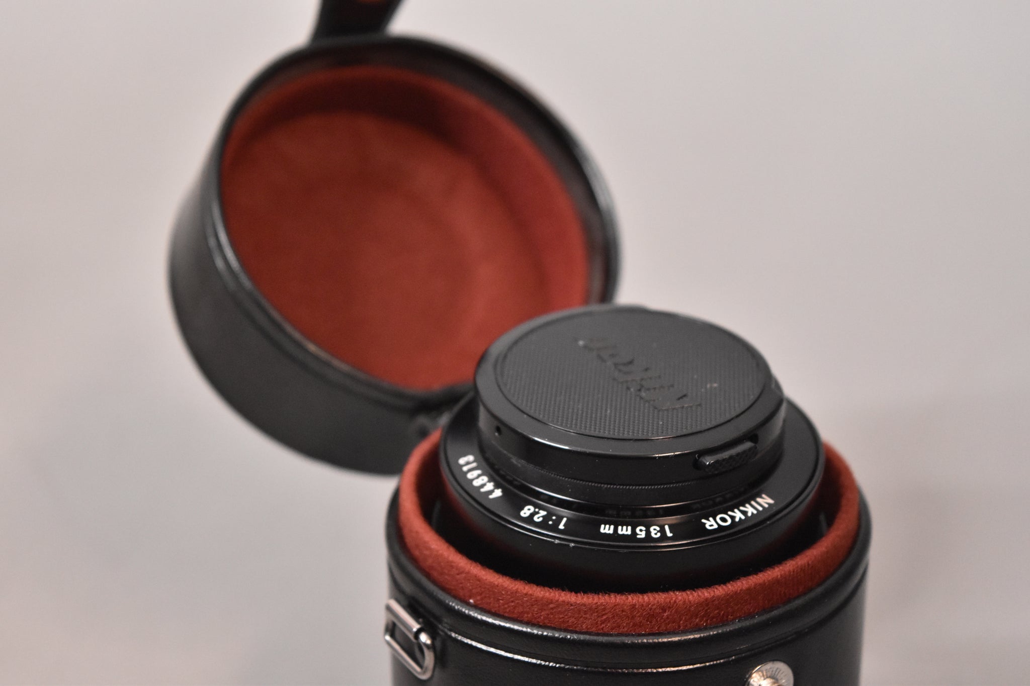Nikon Objectif NIKKOR-Q 135 mm 2.8 avec étui rigide et Nikon Objectif NIKKOR-Q 135 mm 2.8 avec étui rigide et