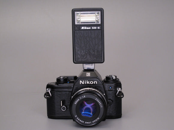 ANCIEN APPAREIL PHOTO argentique Nikon EM + Objectif 50mm, Flash, filtres, étui EUR 120,00 - FR ANCIEN APPAREIL PHOTO argentique Nikon EM + Objectif 50mm, Flash, filtres, étui EUR 120,00 - FR